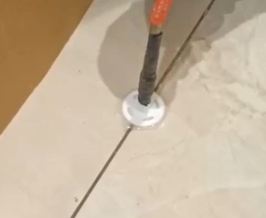 福清瓷砖空鼓维修公司专业解答瓷砖在铺贴过程中，如果没有涂抹均匀到位的粘结材料（如水泥砂浆或瓷砖胶），可能会导致以下问题