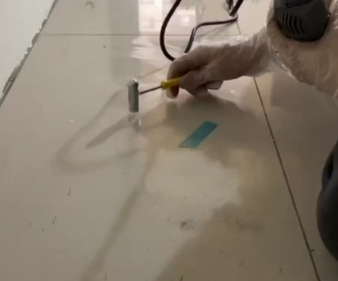 福清瓷砖开裂维修公司专业分享瓷砖在铺贴前如果没有沥干水分，将会导致以下问题